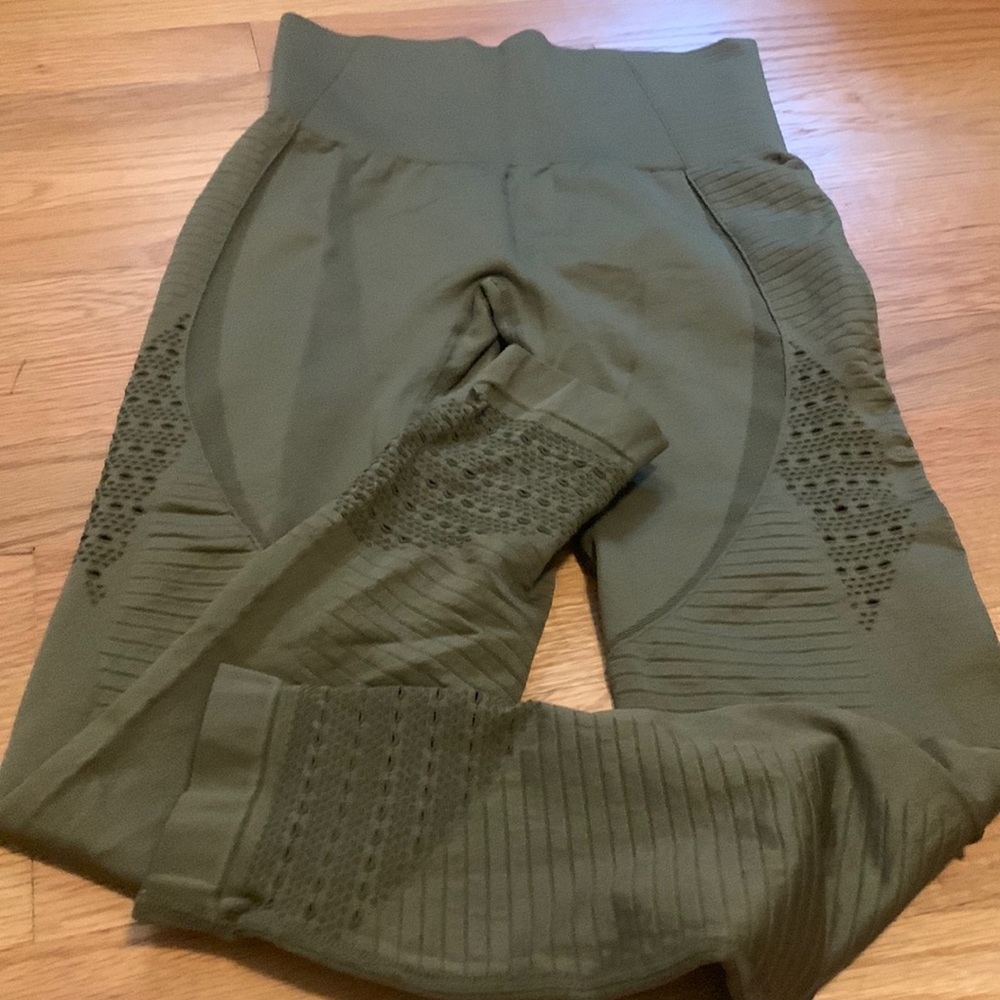 Dark green textured leggings. Size medium.